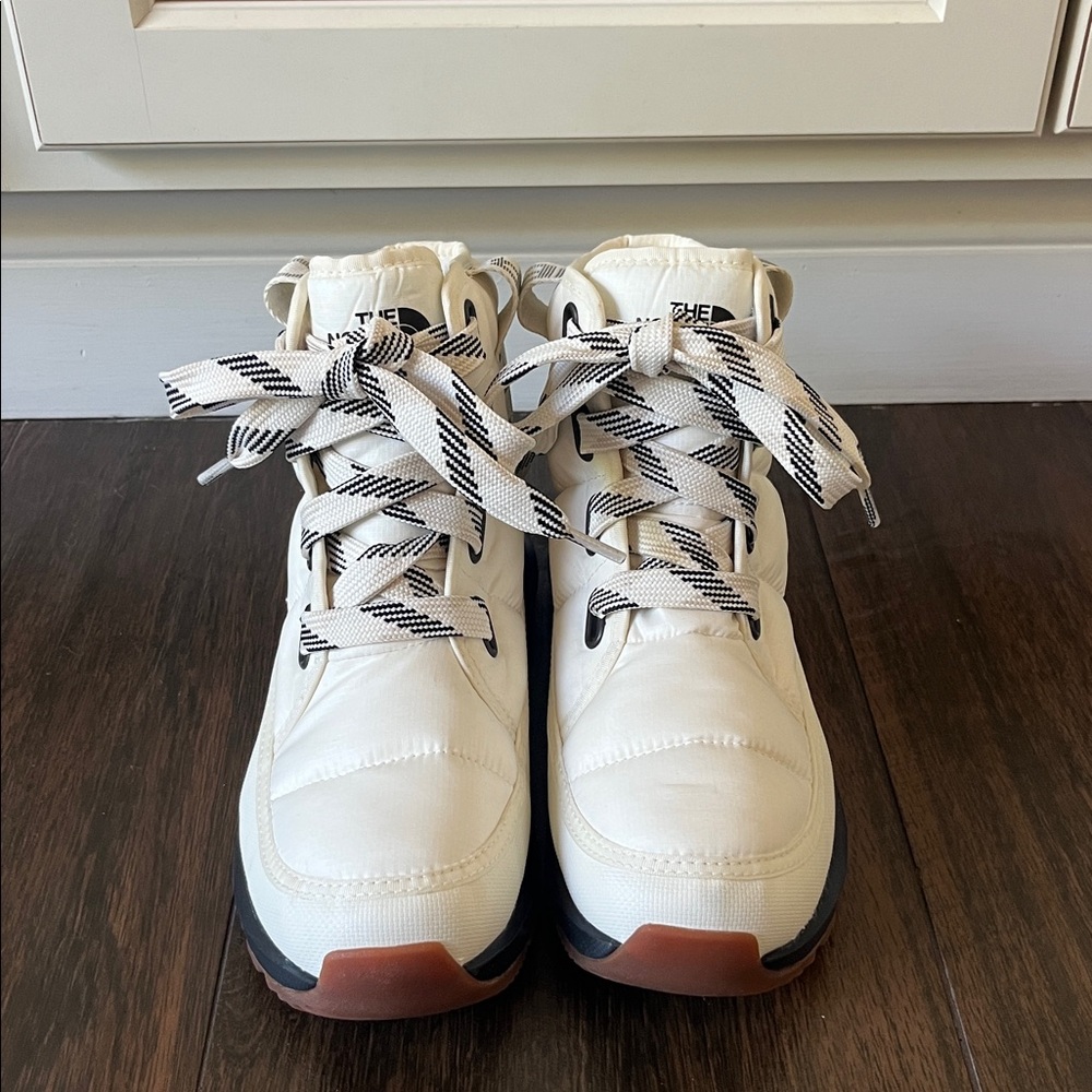 NWT North Face Thermoball Luxe Lace Up Boots - Picture 5 of 8